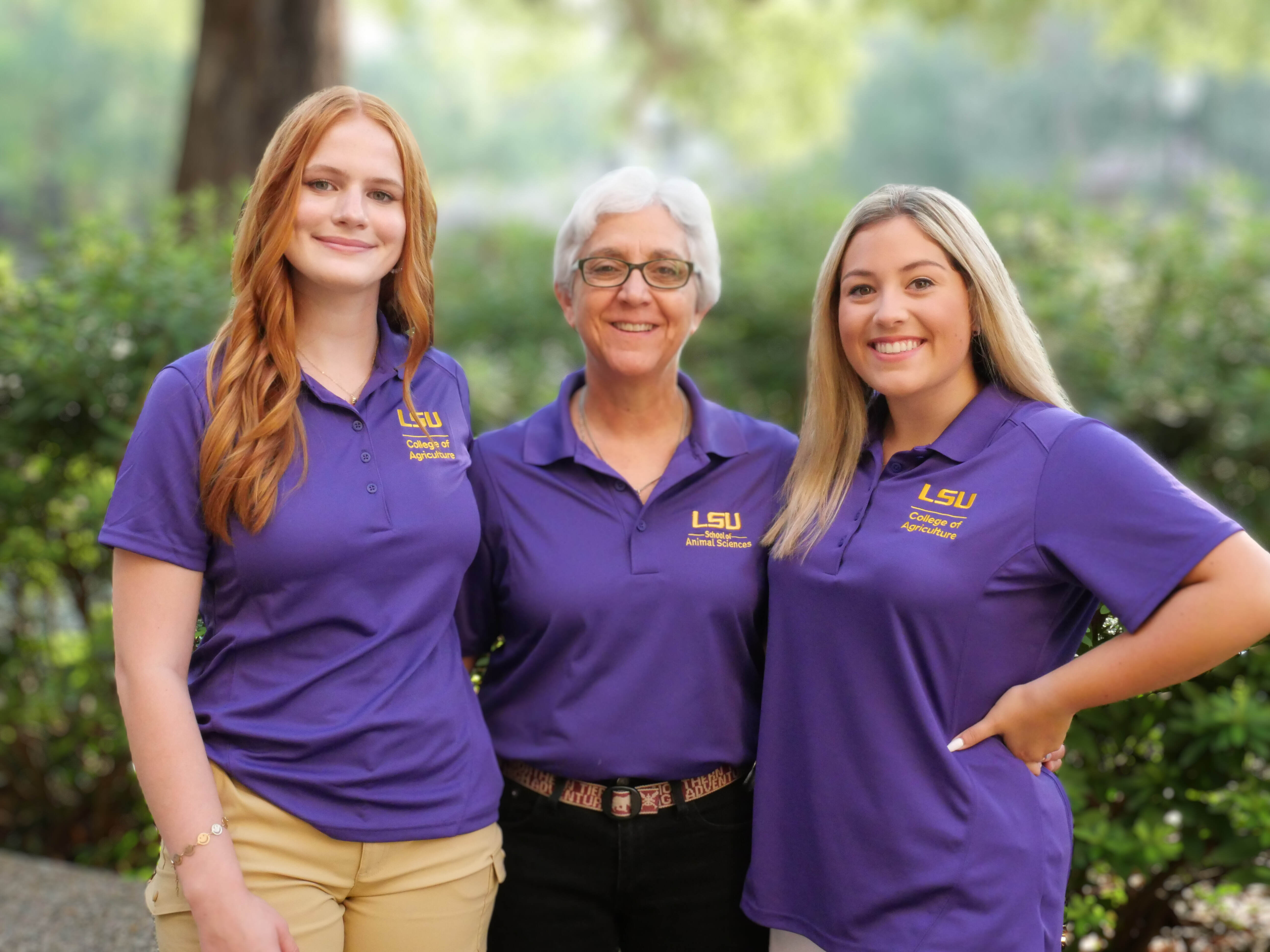 Dr. Williams stands with peer mentors Rylie Hutchinson and Madison d'Hemecourt